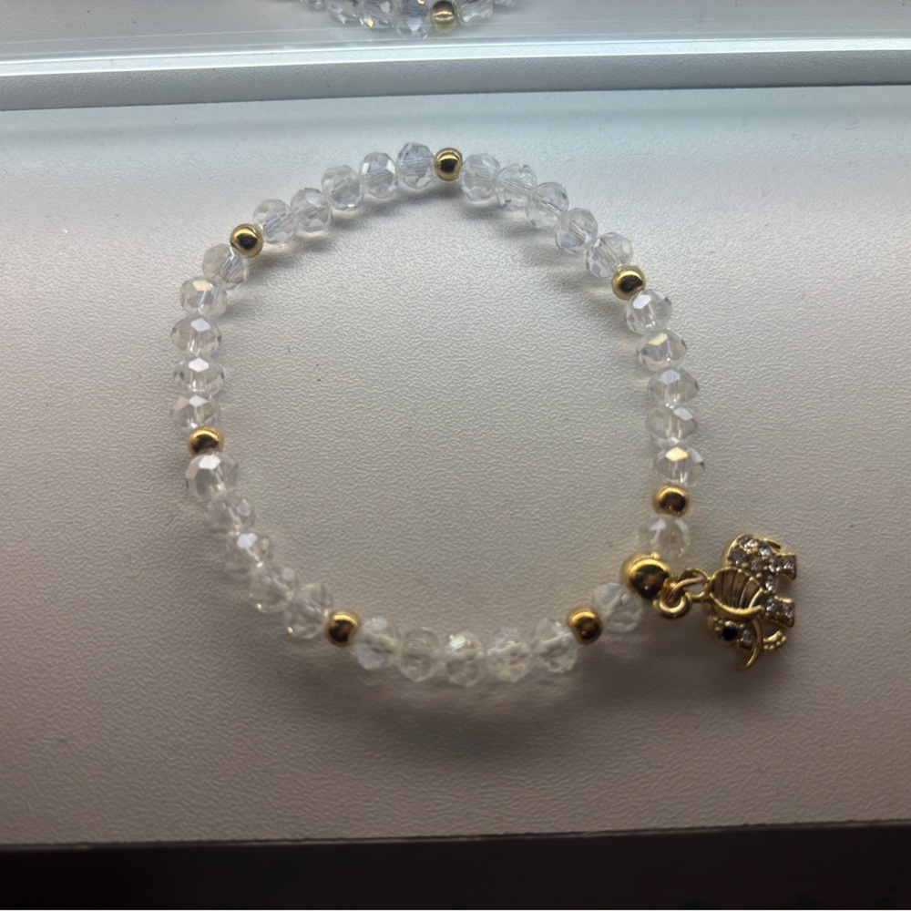 📦5/$25📦 Simple Gold and Clear Beaded Bracelet With Elephant Charm